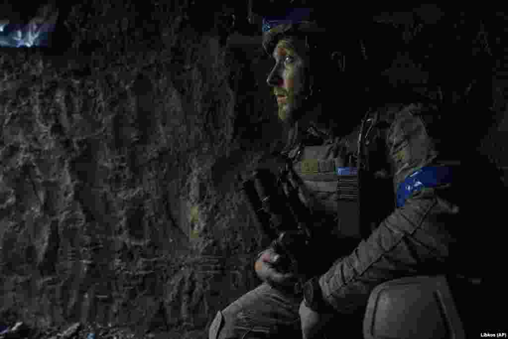 Një tjetër ushtar duke mbajtur pozicionin e tij në llogore.