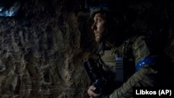 Донецк облусунда салгылашып жаткан украин жоокери.