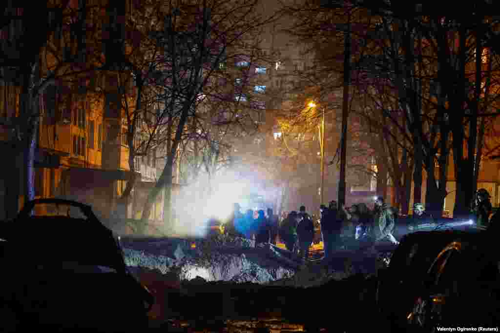 Близько 3-ї ночі на 13 грудня у Києві пролунало кілька вибухів. Через кілька хвилин після цього в місті оголосили повітряну тривогу. На фото: біля місця падіння уламків російської балістичної ракети. Київ, під ранок 13 грудня 2023 року За даними КМВА, пуски балістичних ракет, найімовірніше, були із північно-східного напрямку. У&nbsp;Повітряних силах ЗСУ повідомили,&nbsp;що російські війська атакували Київ десятьма балістичними ракетами. Усі ракети збили