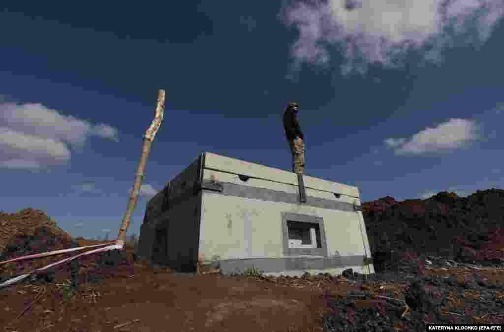 &laquo;Захист у три смуги завдовжки 2000 кілометрів &ndash; масштабне завдання. Зараз темпи хороші. Розраховую на вчасне завершення&raquo;,&nbsp;&ndash; написав Зеленський у своєму телеграм-каналі про будівництво Україною нових фортифікаційний ліній. В Україні, як кажуть експерти, все частіше застосовуються укріплення із залізобетону. Вперше вони з&#39;явилися на Донбасі &ndash; в таких місцях, як Авдіївка та Мар&#39;їнка. Зараз їх зводять у районах із високою ймовірністю російських ударів