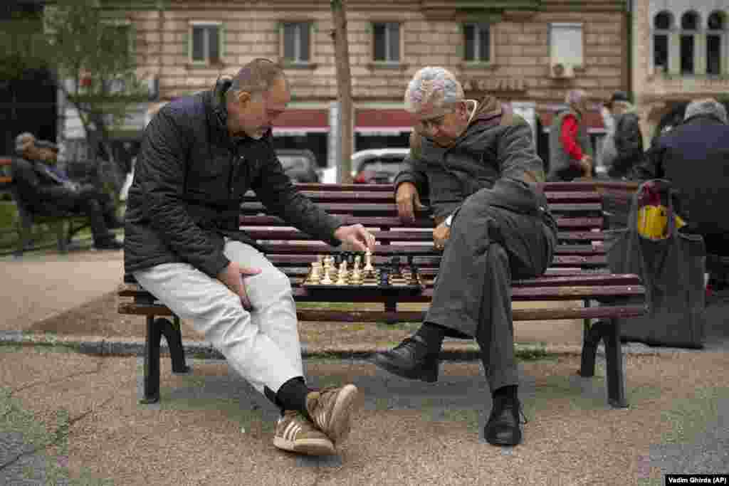 Doi bărbați joacă șah într-un parc din fața Teatrului Național bulgar din Sofia.