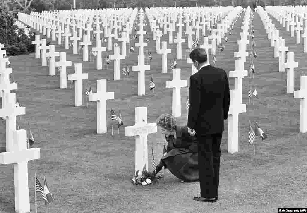 Presidenti Reagan dhe gruaja e tij, Nancy, vendosën lule në varrin e gjeneralbrigade të Luftës së Dytë Botërore, Theodore Roosevelt të Riut, në Varrezat Amerikane të Normandisë më 6 qershor 1984. Historiani amerikan, Michael Dolski, vuri në dukje se fjalimet e Reganit në përkujtimet e Ditës D kontribuuan ndjeshëm në statusin &quot;mitik&quot; të ngjarjes në kulturën amerikane të fundit të shekullit XX.