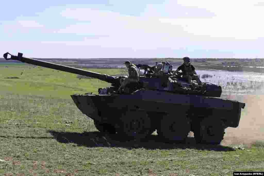 Екіпаж АМХ-10 RC 37 ОБрМП під час навчальних маневрів на півдні України. Квітень 2024 року &nbsp;