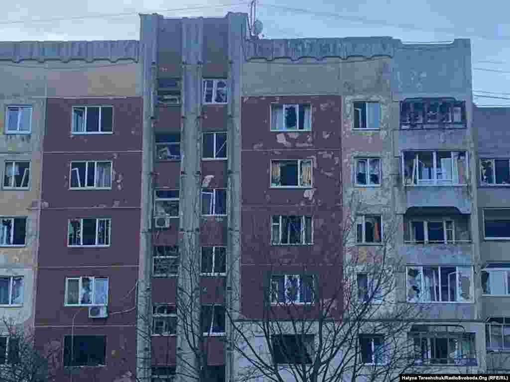 ЛЬВІВ &ndash; У житловій багатоповерхівці вибило вікна. Один із постраждалих Андрій Гриців розповів, що &laquo;вибух був неймовірної сили&raquo;. Його магазин зруйнований. &laquo;Продавчиня запізнилася на 20 хвилин, якби прийшла швидше, то була б під руїнами. Тепер вже нема з чого жити&raquo;, &ndash; каже чоловік