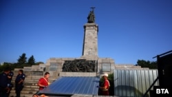 Преди дни около Паметника на Съветската армия беше поставена метална ограда. Тя ще остане там до началото на демонтирането му