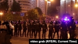 Шеренга білоруських силовиків під час протестів у Білорусі 2020 року (архівне фото)
