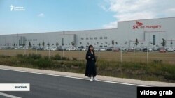 "Азаттыктын" кабарчысы Айгерим Акылбекова. Венгриядагы кыргыз мигранттары иштеген завод.