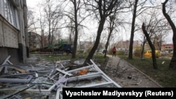 Posledice ruskog napada dronovima u Harkivu, na istoku Ukrajine, 6. april 2024. 