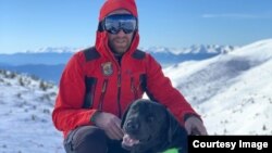 Минко Банчев и кучето Берго в планината. Снимка: Личен архив