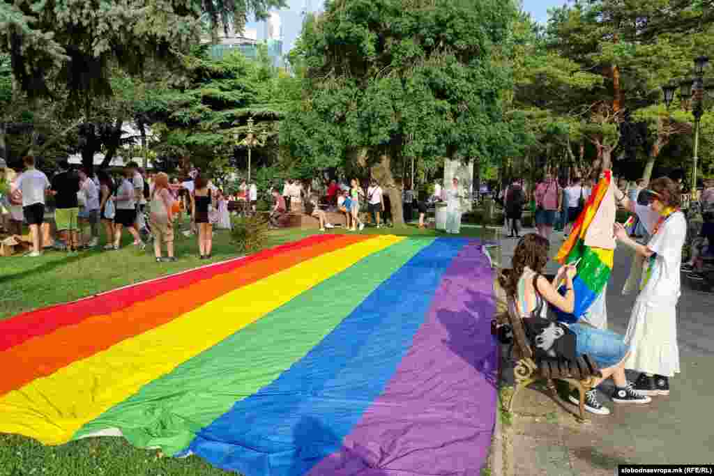 U 17.00 časova organizatori pete Parade ponosa pod motom &quot;Spektakularno nestašni&quot; počeli su doček gostiju u Parku žena u centru Skoplja sa zastavom raširenom u duginim bojama.