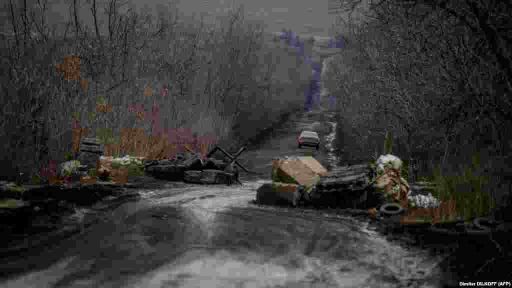 Automobil vozi blatnjavim putem u istočnoj ukrajinskoj oblasti Donjeck.