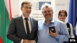 Евродепутатът Андрей Ковачев връчи почетното отличие на Манол Пейков (вдясно)