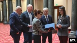 Томислав Дончев, Росен Желязков и Десислава Атанасова от ГЕРБ-СДС и колегите им "Продължаваме промяната"-"Демократична България" Николай Денков и Лена Бориславова в парламента. Двете партии се договориха за обща законодателна рамка в 49-ия парламент.