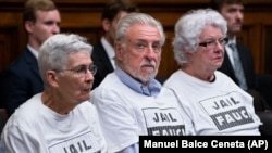 Група луѓе во публиката за време на сослушувањето носеа маици на кои пишува „Уапсeте го Фаучи“.