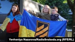 Imagine din cadrul unei manifestări de comemorare a membrilor batalionului Azov căzuți pe câmpul de luptă și a celor aflați în captivitate, ce a avut loc în Zaporijia, în Ucraina, pe 5 mai.