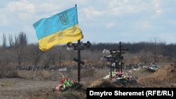 Поховання українських бійців, загиблих у 2022 році в бою з армією РФ у Бузковому парку у Херсоні