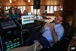 Djeca u razgovoru s pastorom Ryanom Burgeom, profesorom i autorom "The Nones", knjige o sve većem broju nereligioznih Amerikanaca, nakon propovijedi u Prvoj baptističkoj crkvi u Mt. Vernonu, Illinois, 10. septembra 2023.