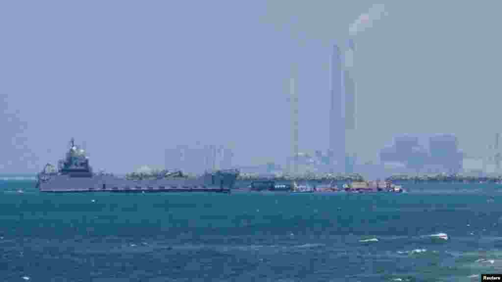 A segélyek további elosztásáért az ENSZ, elsősorban a Világélelmezési Program lesz a felelős.&nbsp;Az ENSZ szerint a tengeri hozzáférés nem helyettesítheti a szárazföldit, amelynek továbbra is a gázai segélyezési műveletek középpontjában kell állnia. Az ENSZ, amely régóta jelzi a segélyek&nbsp;bejutásának veszélyeit,&nbsp;eddig százkilencvenegy munkatársát vesztette el az Izrael és a Hamász palesztin fegyveresek közötti háború során