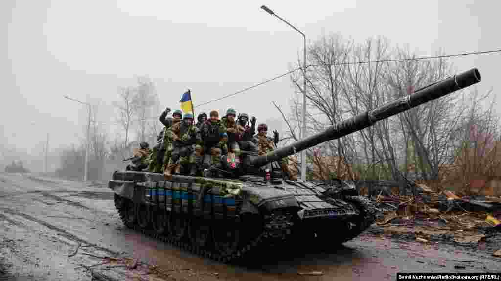 1 квітня 2022 року українські війська заходять у Нову Басань, що в Чернігівській області. ЗСУ з боєм звільняють цей населений пункт, в якому був розміщений&nbsp; штаб підрозділів армії РФ. На той момент там було велике скупчення російської техніки та військ. Фото від 2 квітня 2022 року