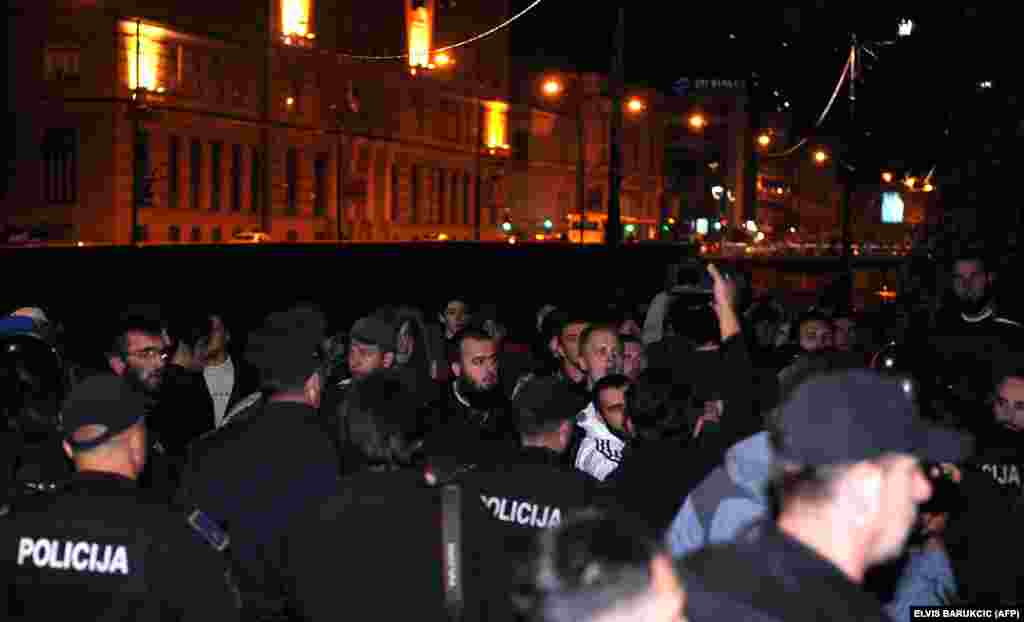 Nekoliko desetaka huligana, uglavnom pripadnika tzv. vehabijskog pokreta, napalo je učesnike Festivala i pritom ozlijedilo više osoba. (Fotograifja iz septembra 2008. godine)