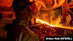 Një punëtor i pajisur me mjete të punës shikon derdhjen e metalit të shkrirë në në korporatën metalurgjike në Drenas, NewCo Ferronikeli Complex LLC, e cila rinisi prodhimin pas dy vjetësh.