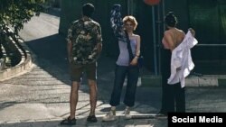 عکسی که از اقدام اعتراضی تبسم جمال‌پور و همراهان او به حجاب اجباری منتشر شده است