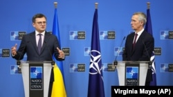 Ukrajinski ministar vanjskih poslova Dmitro Kuleba (lijevo) i glavni tajnik NATO-a Jens Stoltenberg, Bruxelles, 21. veljače 2023.