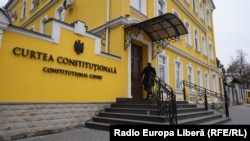 Как рассказал на брифинге судья КС Сергей Цуркану, подавая заявление на доступ к гостайне люди должны заполнить анкету, которая содержит вопросы о последних пяти годах его жизни и жизни его родственников.