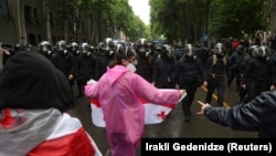 Тбилисинин көчөсүндөгү полиция менен демонстранттар, 14-май, 2024-жыл 