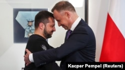 Președintele Poloniei, Andrzej Duda, îl salută pe președintele ucrainean, Volodimir Zelenski, la Palatul Prezidențial din Varșovia, la 5 aprilie.