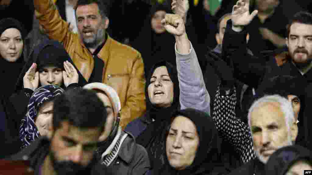 Irán vezetői hétfőn késő este példátlannak minősítették a diplomáciai képviselet elleni támadást, és kemény választ ígértek. A muszlim országok, köztük Irak, Jordánia, Omán, Pakisztán, Katar, Szaúd-Arábia és az Egyesült Arab Emírségek, valamint Oroszország szintén elítélték a támadást &nbsp;