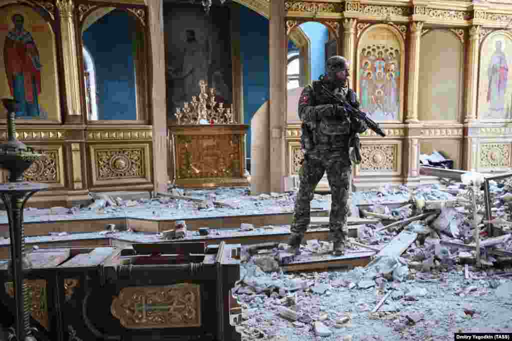 Një ushtar me distinktivin e brigadës ndërkombëtare &quot;Pyatnashka&quot;, një njësi luftarake e themeluar nga abkazët etnikë, shihet brenda kishës së Shën Mishelit në Avdivka. &nbsp;