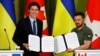  Украинският президент Володимир Зеленски (вдясно) и канадският министър-председател Джъстин Трюдо показват подписана съвместна декларация по време на пресконференция. Киев, 10 юни 2023 г.