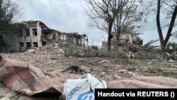 Az oroszok által lerombolt épületek, köztük a segélyközpont romjai Orihivban 2023. július 10-én