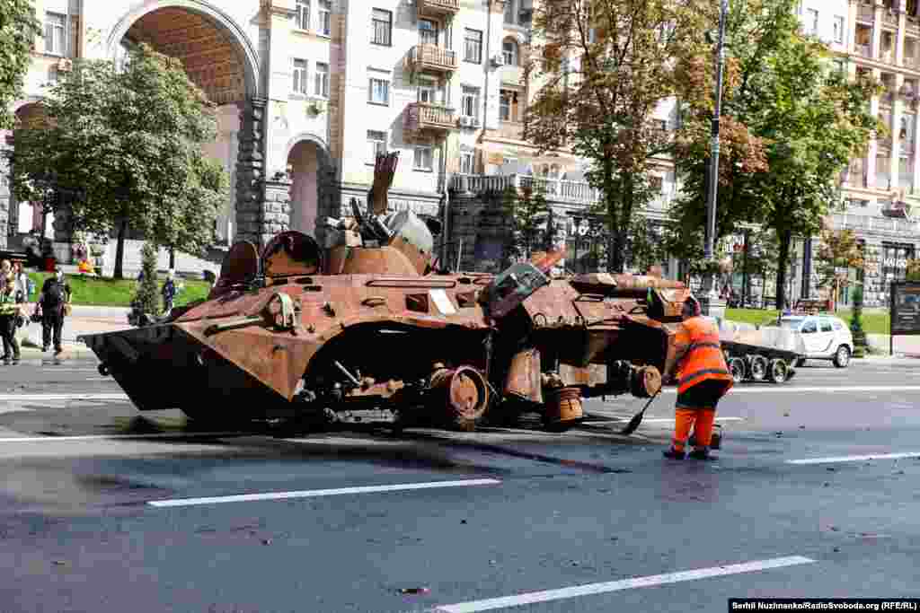 Комунальники прибирають Хрещатик від іржі, уламків та попелу, на який розсипається знищена військова російська техніка.&nbsp; Рух Хрещатиком буде перекритим до 28 серпня