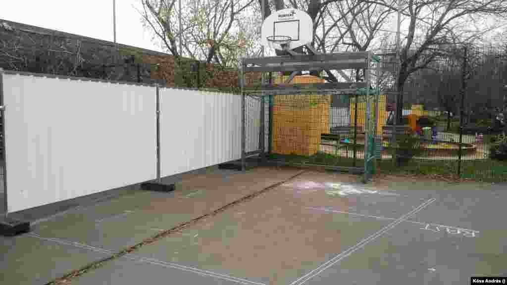 Hosszában kettévágott sportpálya