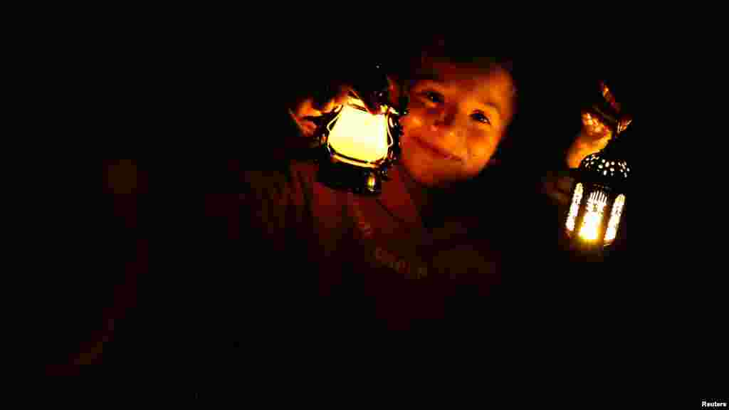 Egy gyermek a Gázai övezet déli részén fekvő Rafahban 2024. március 9-én, a&nbsp;ramadán előestéjén. &bdquo;Nincs élelem, csak néhány konzerv és rizs van, és az élelmiszerek nagy részét elképesztően drágán árulják&rdquo; &ndash; mondta a nő csetalkalmazáson keresztül Rafahból, ahol a családjával együtt keresett menedéket