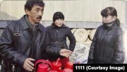 Таалай Жакыпов жана базардагы балдар. Кыргызстан. Сүрөт "Балдарды коргоо борборунун" архивинен.