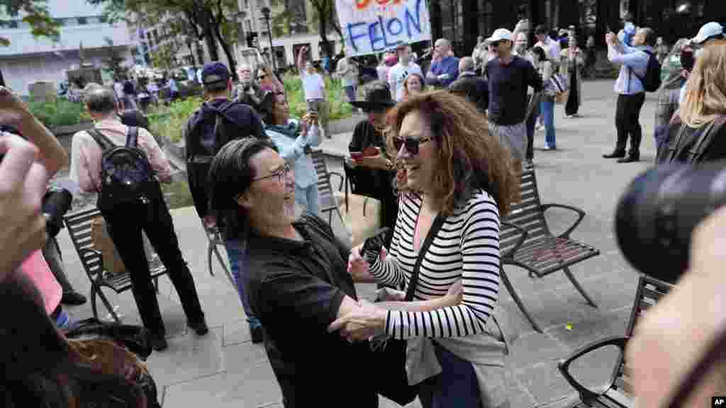 Trump-ellenes aktivisták, miután a manhattani esküdtszék bűnösnek találta Donald Trumpot. A pornószínész azt állította, hogy egy évtizeddel azelőtt viszonya volt Trumppal, amit a volt elnök tagad.&nbsp;A New York-i esküdtszék összesen harmincnégy bűncselekményben találta bűnösnek Trumpot