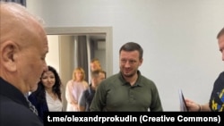 Пресслужба голови Херсонщини оприлюднила низку фотографій із відкриття посольства, проте приховала фасад будівлі