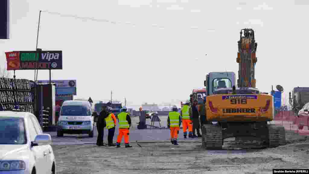 Punëtorë e pajisje u panë duke punuar në një segment të rrugës Prishtinë - Mitrovicë, shkurt 2024.