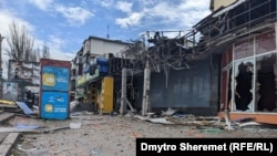 Російський обстріл зупинки громадського транспорту та житлових будинків у Херсоні, 21 лютого 2023 року