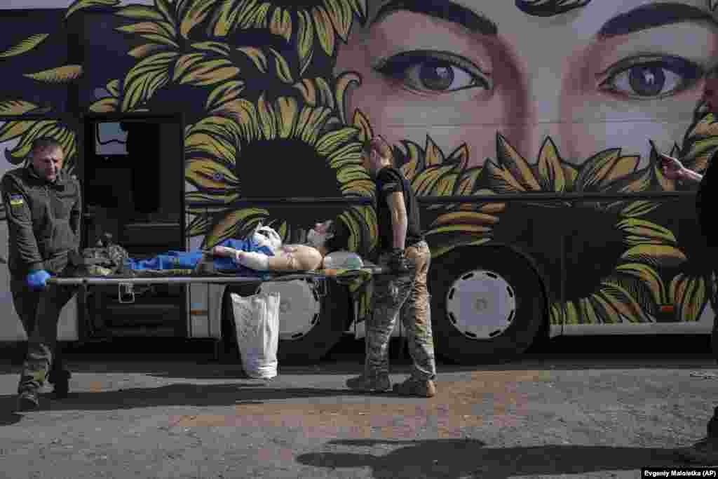 Bolničari volonteri prevoze ranjenog ukrajinskog vojnika tokom evakuacije u oblasti Donjecka.