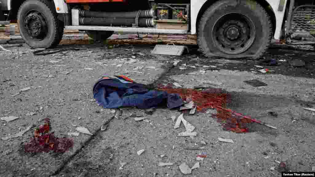 Az ukrán hatóságok szerint legkevesebb négy ember meghalt a lakóházakra mért orosz támadásban, köztük három mentőmunkás. Akkor vesztették életüket, amikor&nbsp;az egyik támadásban érintett lakótömbhöz siettek, és újabb drónok repültek a helyszínre