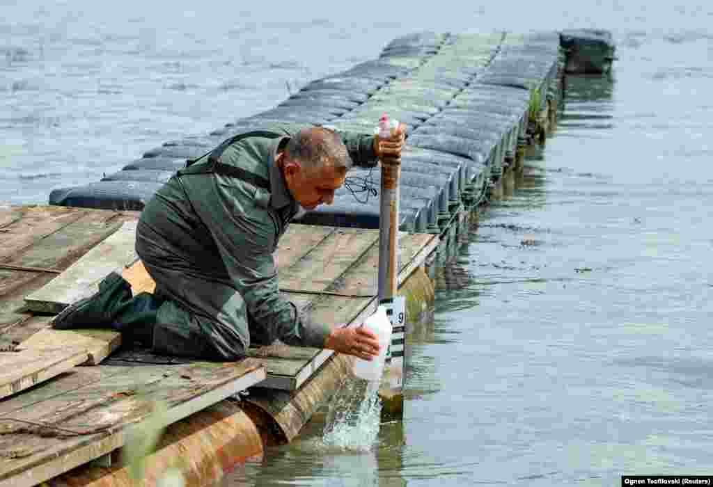 Radnik uzima uzorke vode u selu Stenje u Sjevernoj Makedoniji 7. septembra. Zabrinute lokalne vlasti uzimale su uzorke vode kako bi provjerile prisustvo pesticida i hemikalija. Rezultati pokazuju da se kvalitet vode znatno pogoršava u nekim ključnim područjima.