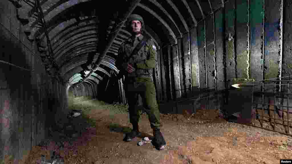 Daniel Hagari ellentengernagy, az izraeli hadsereg szóvivője egy olyan vasrácsos alagútban áll, amelyet az izraeli hadsereg szerint a Hamász arra tervezett, hogy a támadókat autókban szállítsák ki. Az alagút átlósan ötven méter mélyre fut lefelé, ahol viszonylag tágasra, három méter magasra és szélesre bővül. Hagari az alagút teljes hosszát négy kilométerre tette &ndash; ez elég ahhoz, hogy elérje Gáza város északi részét, amely egykor a Hamász kormányzásának központja volt