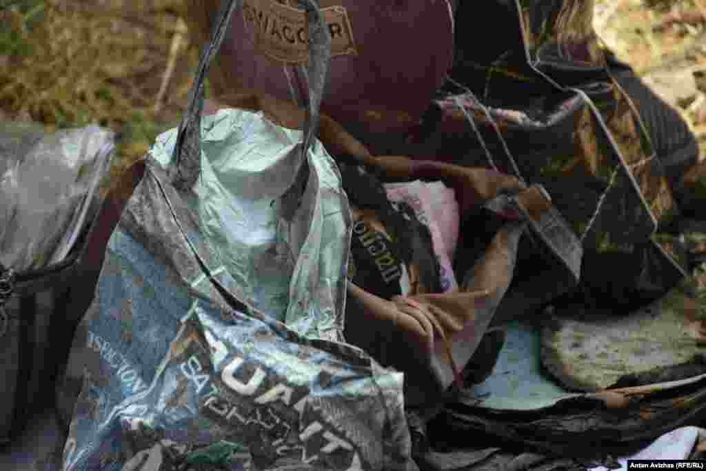 Ці пакунки - все з речей, що залишилось у чоловіка після ракетної атаки