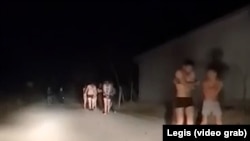 Snimak s videa koji, prema navodima aktivista, prikazuje ljude u pokretu koje je srpska policija 10. februara prisilno proterala nazad u Severnu Makedoniju.