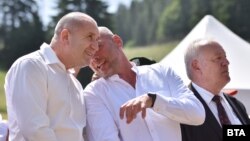 Румен Радев на откриването на пилона на Рожен заедно със Симеон Караколев, организатора на кампанията за събиране на дарения за изграждането му