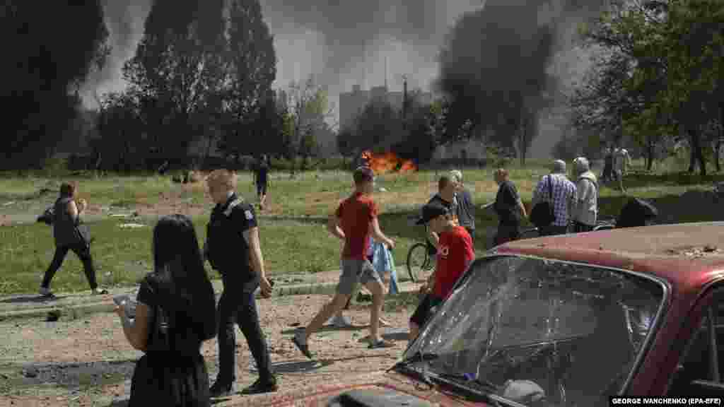 Перші хвилини після влучення російської ракети у Первомайському. 4 липня 2023 року Пізніше українська влада заявила, що це був обстріл ракетою &laquo;Іскандер&raquo;.